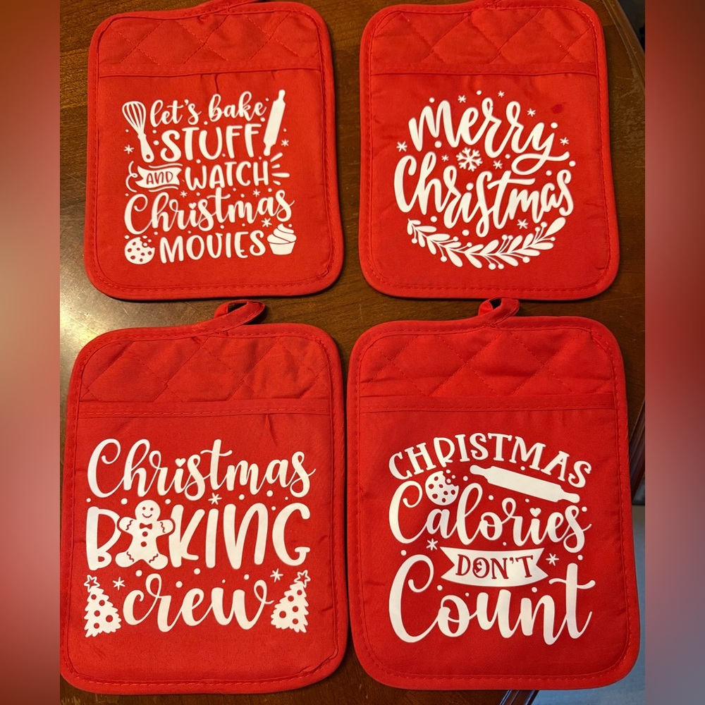 Set of 4 Christmas pot holders NWOT